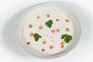 Crème de radis et sa fondue de poireaux au paprika, croûtons maisons