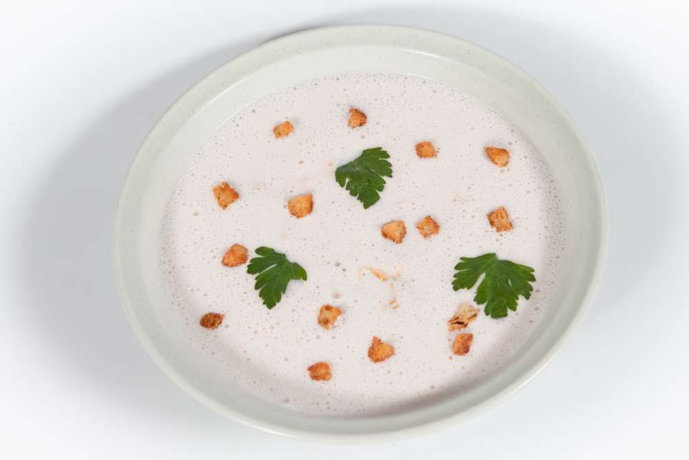 Crème de radis et sa fondue de poireaux au paprika, croûtons maisons