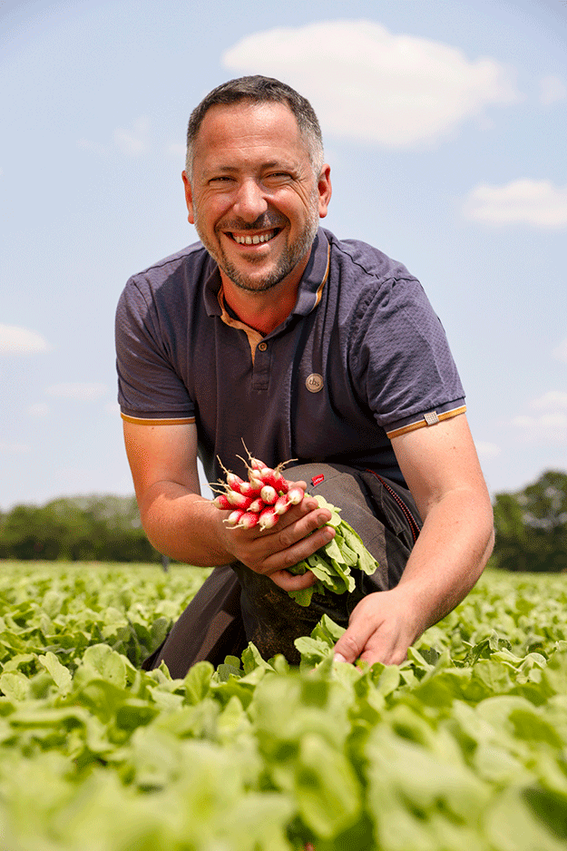 Agriculteur avec des radis dans la main